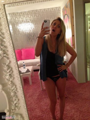 Cuoco making a dumbface selfie in leaks from the fappening