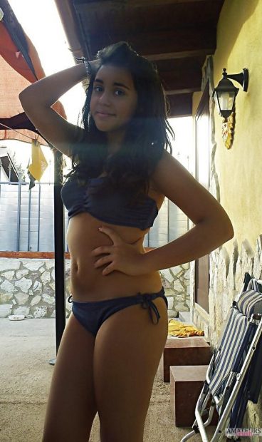 19 Year old slutty ex teen nudes leaked in her bikini