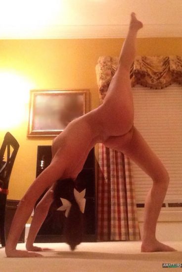 Sexy naked college girl cheerleader with one leg up