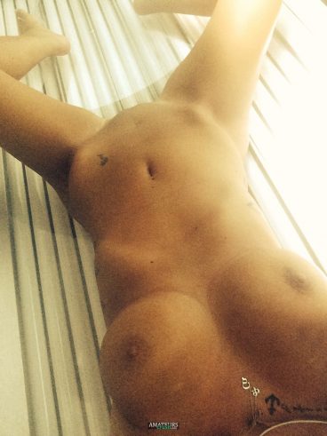 Hot brunette MILF naked selfie on tanning bank