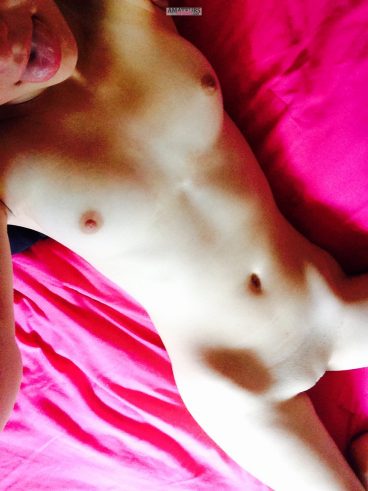 Cute Amanda Mariee naked on bed selfshot